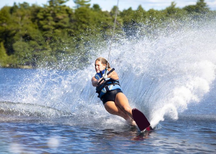 Slalom Waterskiing