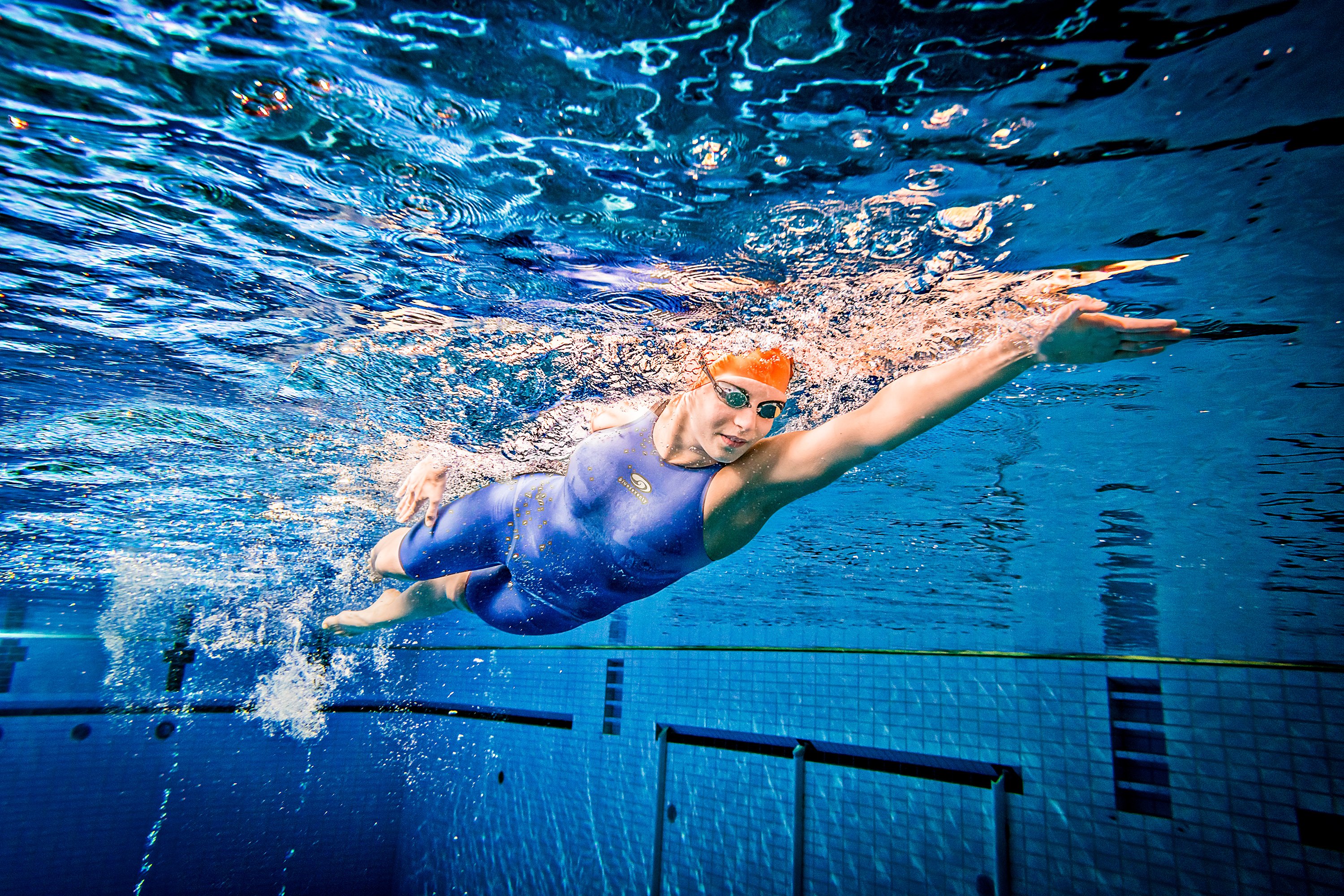 Спортсмен занимающийся плаванием